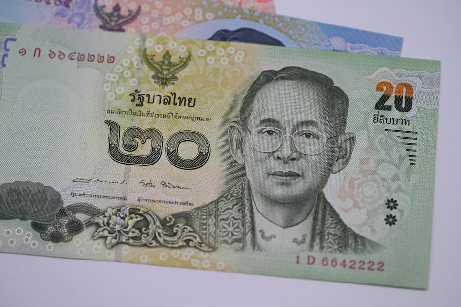 แก้วสมูทตี้ผลไม้สดวางบนโต๊ะไม้ในสวน
